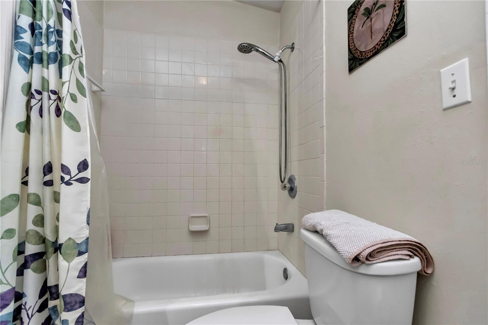 LAKE LOCHLOOSE SHORES - Residential