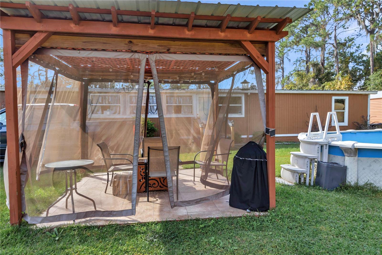 LAKE LOCHLOOSE SHORES - Residential