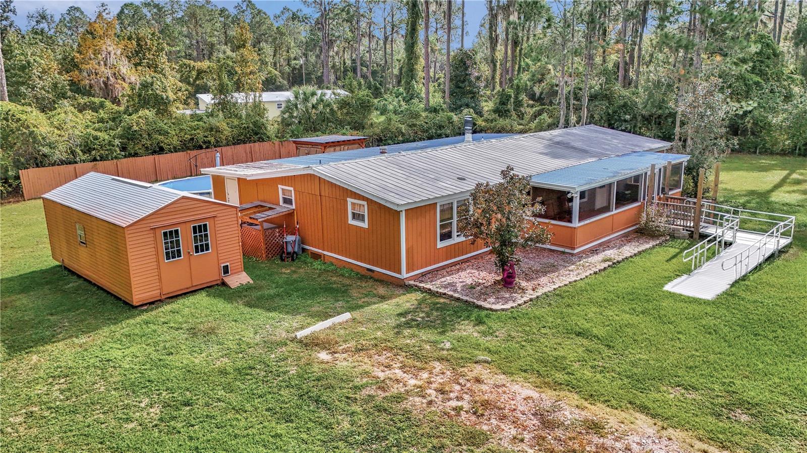 LAKE LOCHLOOSE SHORES - Residential