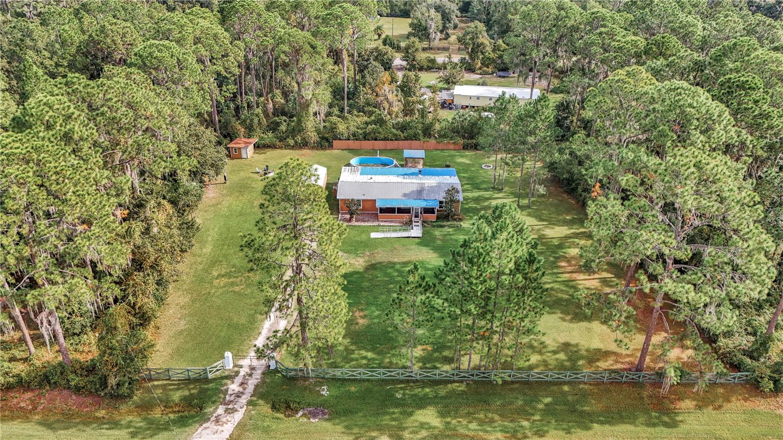 LAKE LOCHLOOSE SHORES - Residential