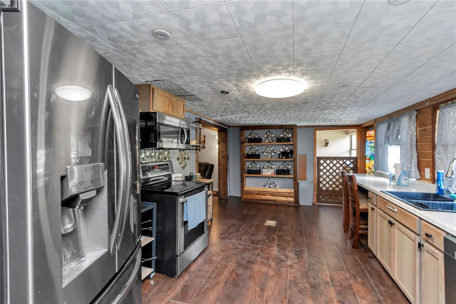 LAKE LOCHLOOSE SHORES - Residential