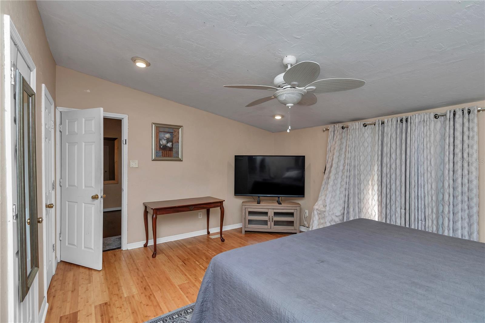 LAKE LOCHLOOSE SHORES - Residential