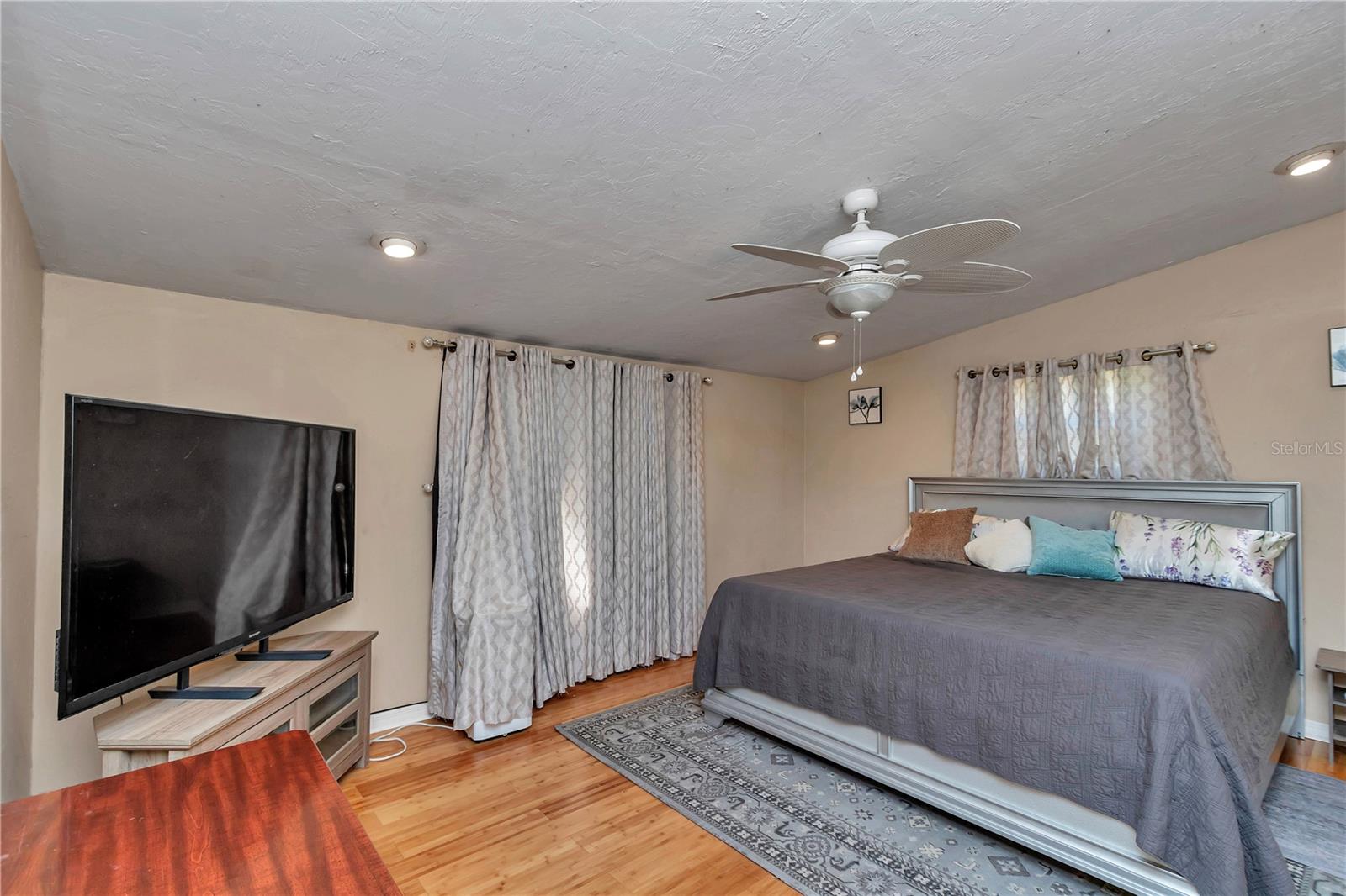 LAKE LOCHLOOSE SHORES - Residential