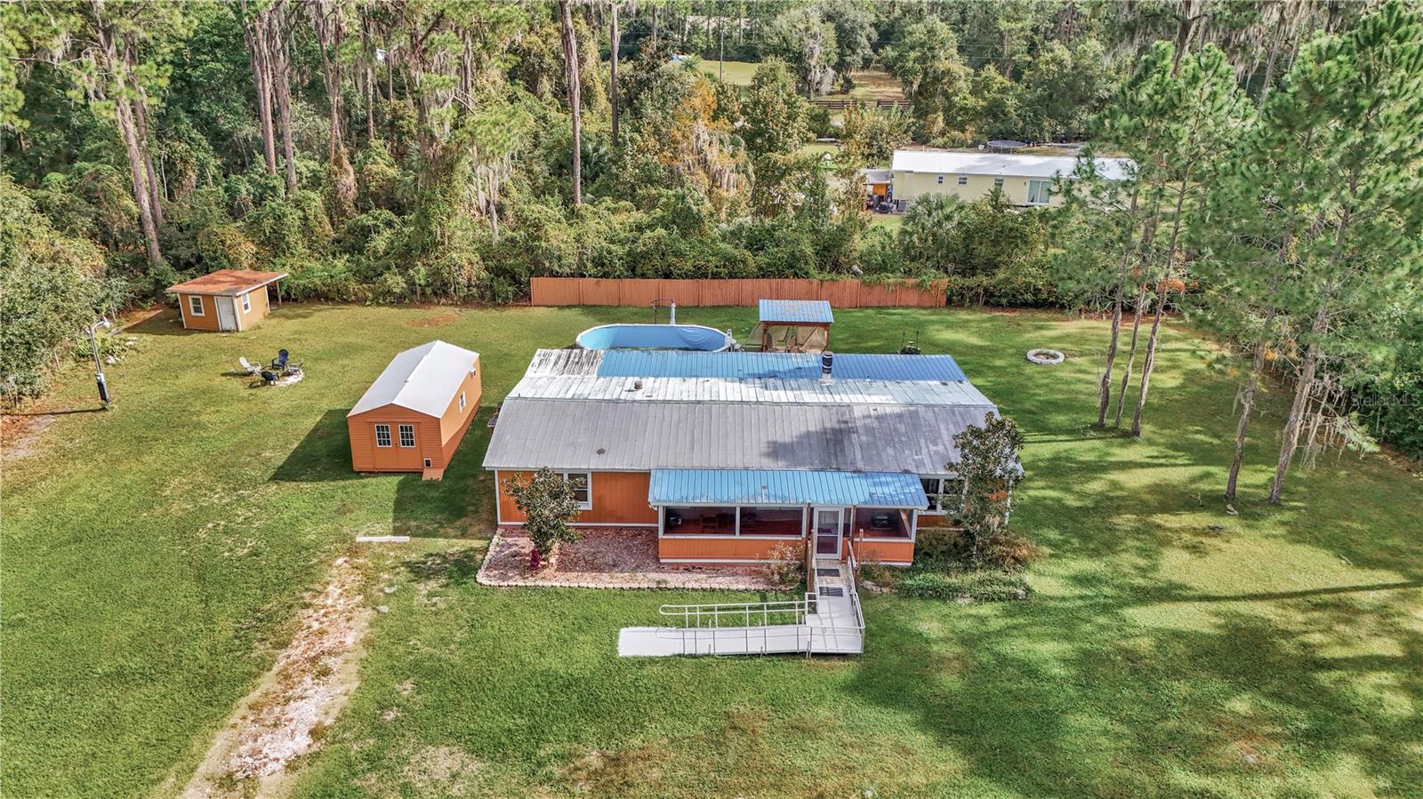 LAKE LOCHLOOSE SHORES - Residential