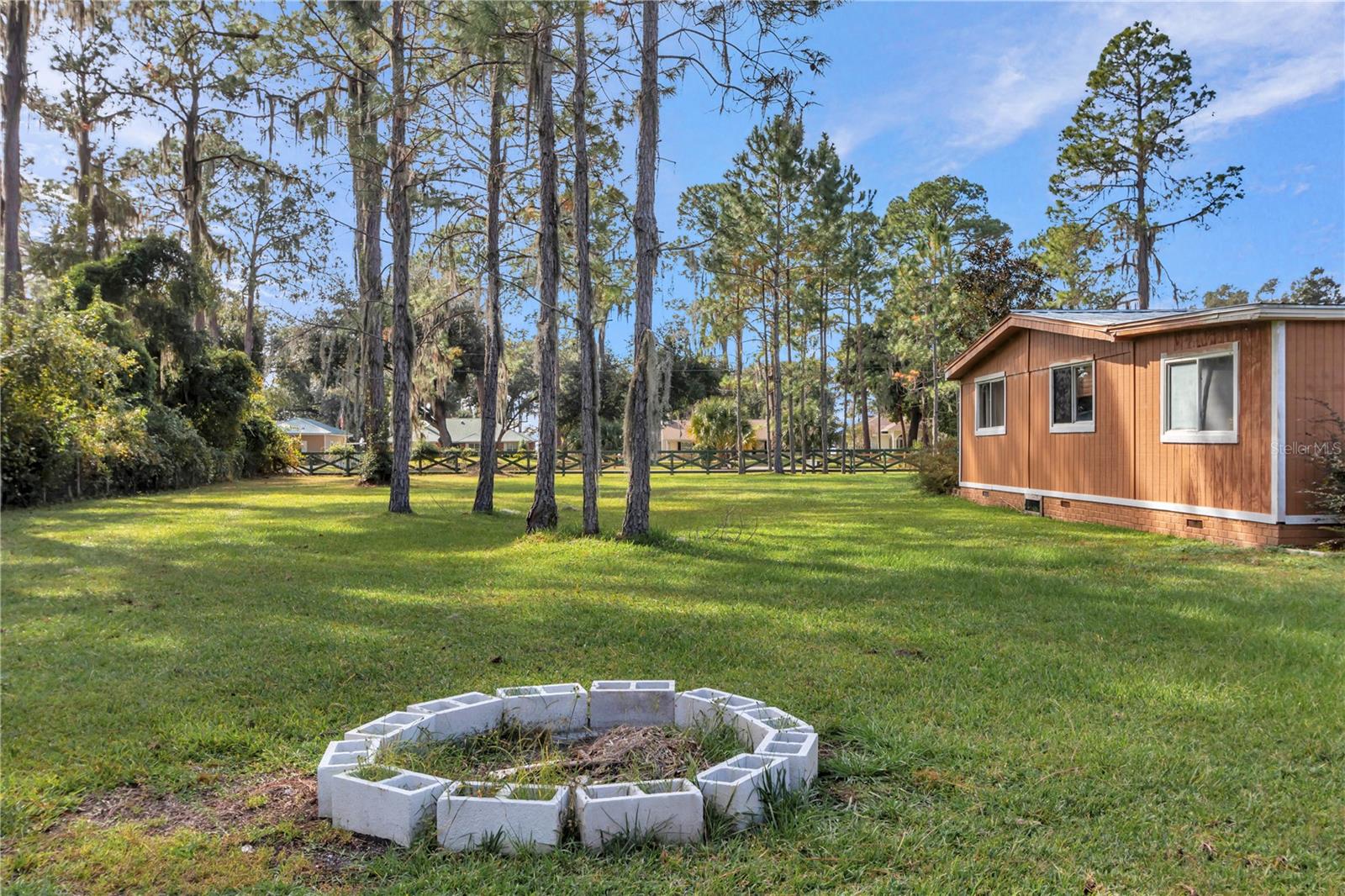 LAKE LOCHLOOSE SHORES - Residential