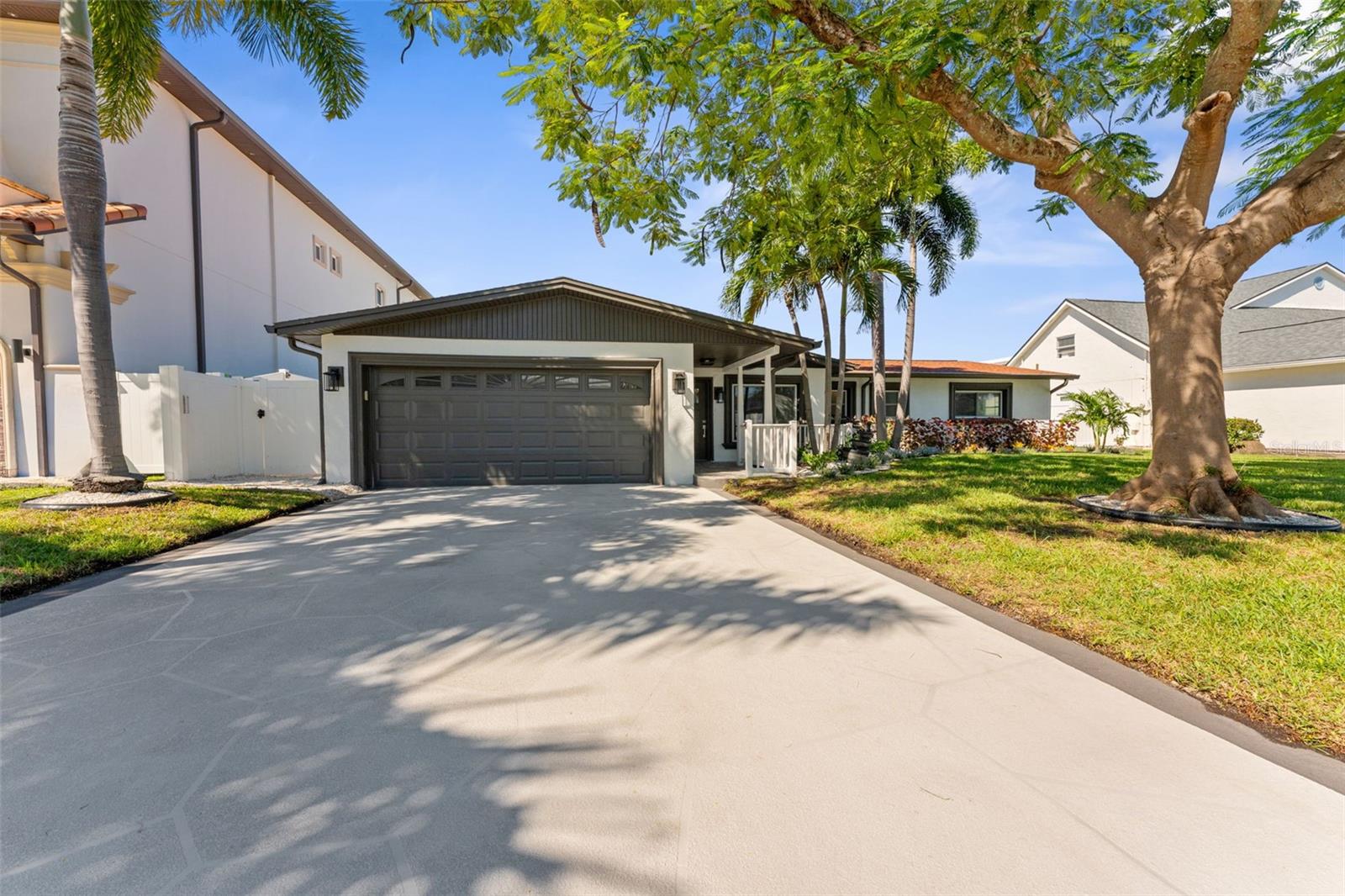 3912 FONTAINEBLEAU DRIVE