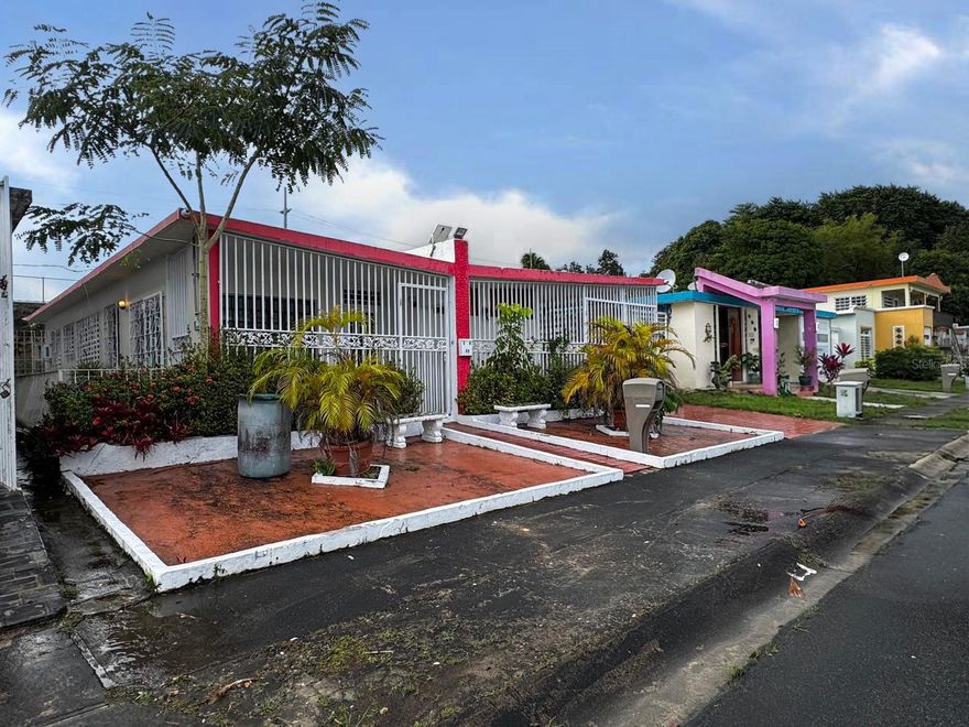 This is a Fannie Mae HomePath property. All offers are to be submitted to homepath. The seller must comply with HUD Guidelines 24 CFR 206.125. Great opportunity in Bayamon. Spacious house with 4 bedrooms and 2 bathrooms located in Extension Bayamon Gardens, Pajaros neighborhood. Close to main roads and residential areas. Don't miss this opportunity and contact us to schedule your visit.