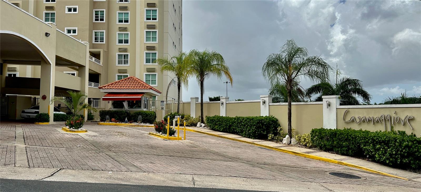 Live comfortably and securely year-round in this beautifully furnished 3-bedroom, 2.5-bathroom apartment offering 1,706 square feet of living space (GLA). This unit includes a high-value full power generator that energizes the entire apartment, making it ideal for everyday living and especially during hurricane season. It also features a cistern, two back-to-back parking spaces, kitchen appliances, air conditioning units, water heater, window treatments, and a laundry room conveniently located next to the kitchen.
Located on the second floor with elevator access, the apartment is part of a gated community offering amenities such as a swimming pool, gazebo, gym, sauna, 24/7 security, and visitor parking.
Strategically situated with direct access to Carr. 199, Ave. Las Cumbres, and the MartÃnez Nadal Expressway, the property is just steps from Centro de Bellas Artes de Guaynabo and accessed through Adianez School.
Don’t miss the opportunity to live with total energy backup, comfort, and security.