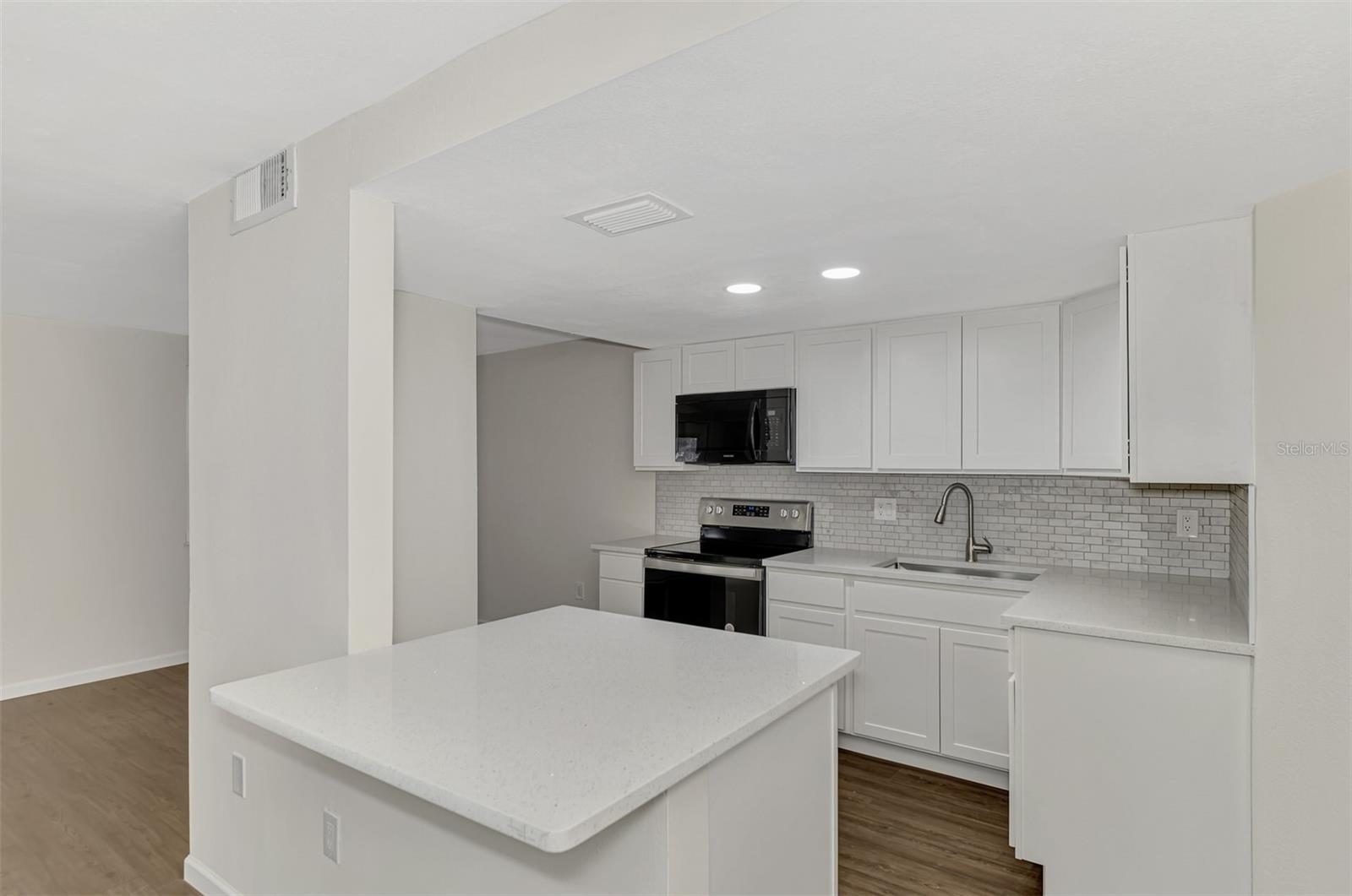 LAKE VIEW CONDO PH I - Residential