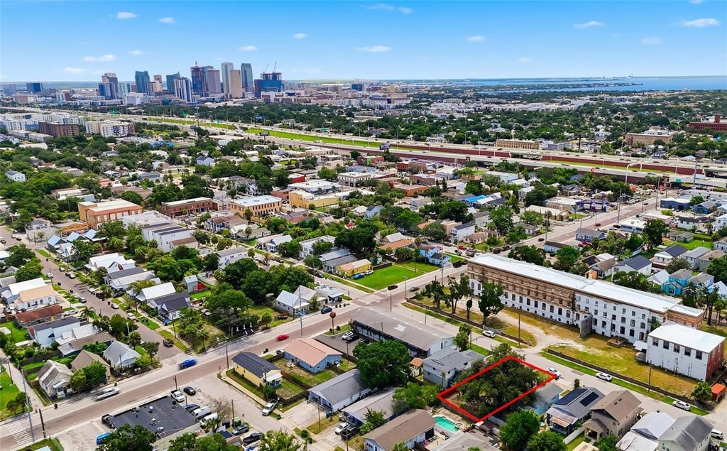 Photo of 2517 W Spruce Street, Tampa, FL 33607 (MLS # O6443719)
