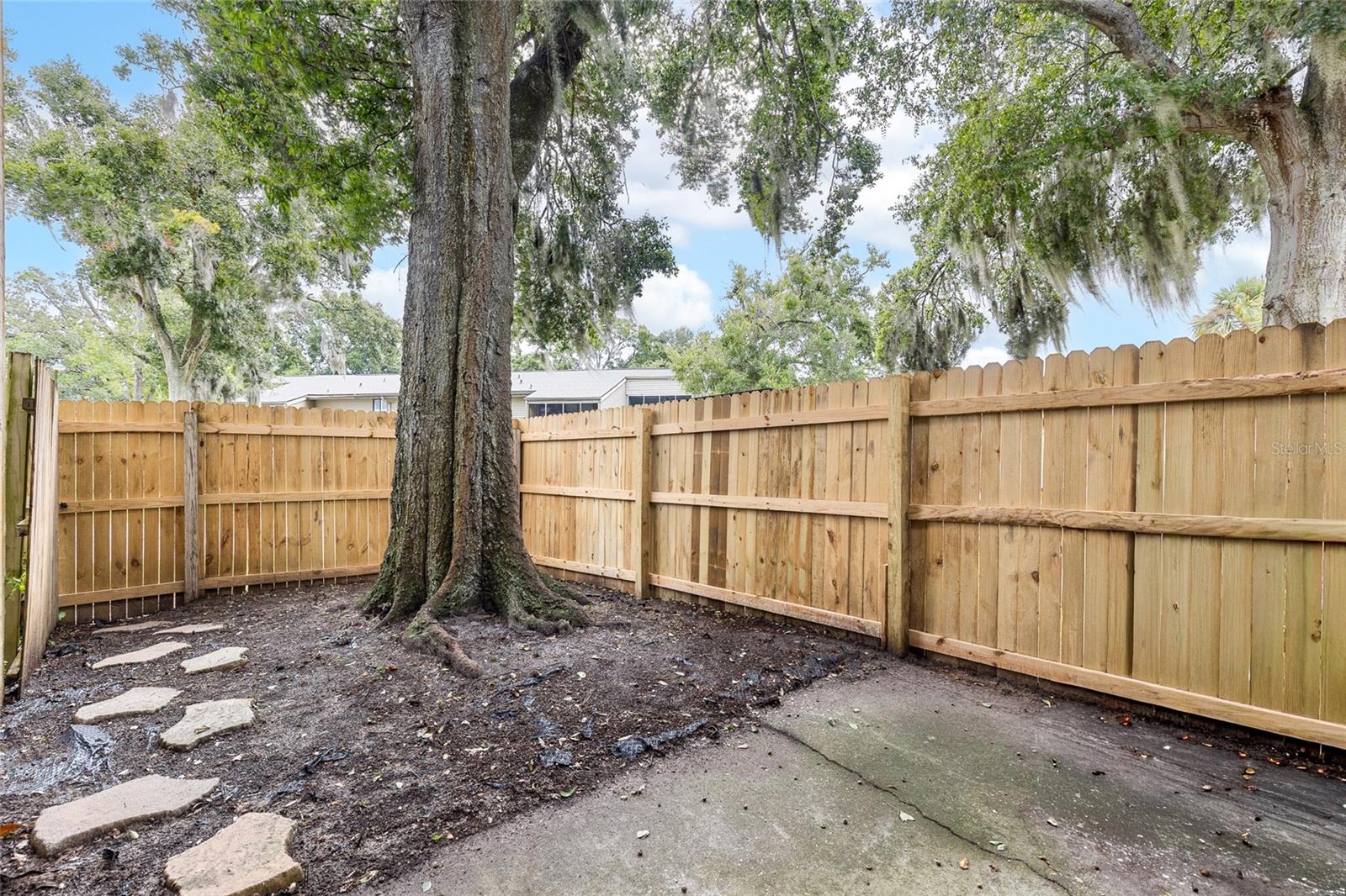 ERROL OAKS CONDO 01 - Residential