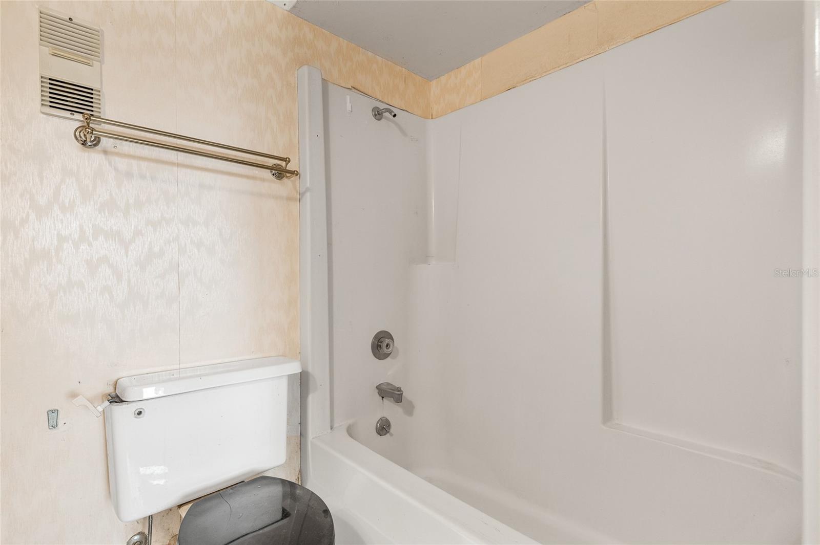 ERROL OAKS CONDO 01 - Residential