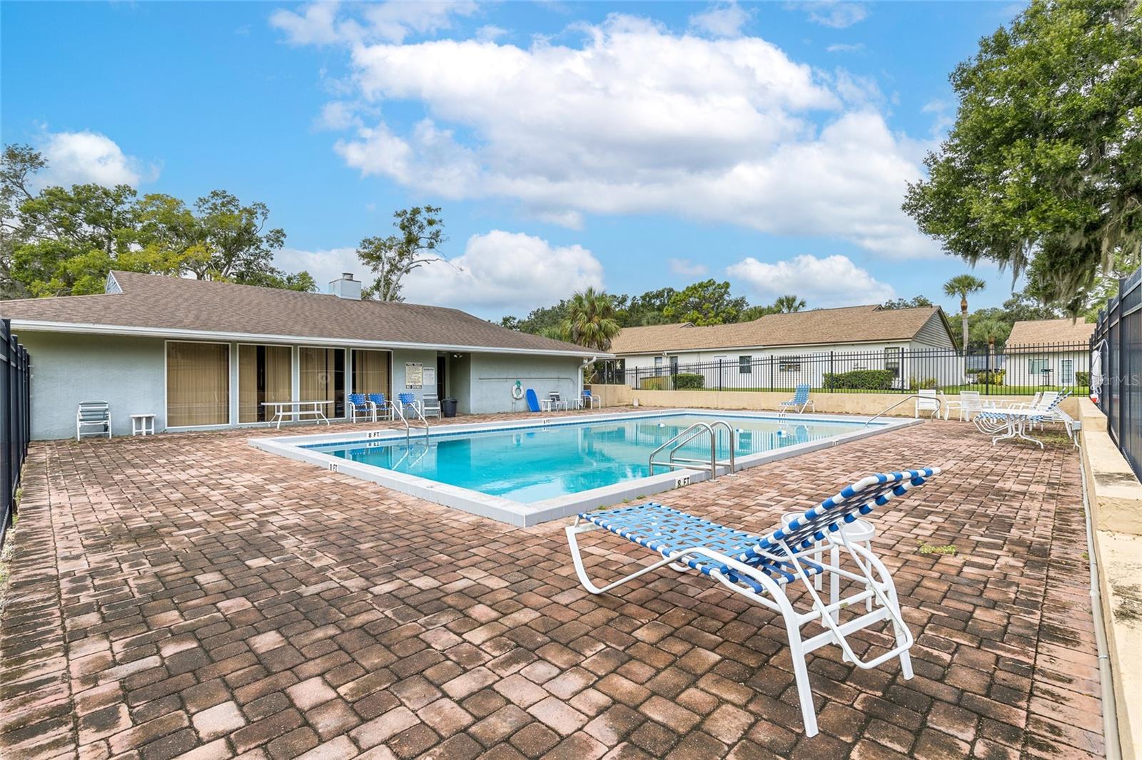 ERROL OAKS CONDO 01 - Residential