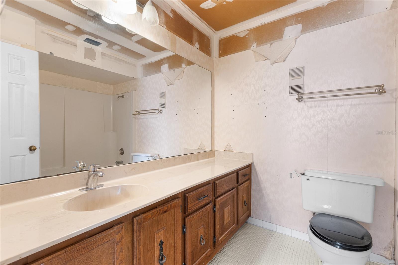 ERROL OAKS CONDO 01 - Residential