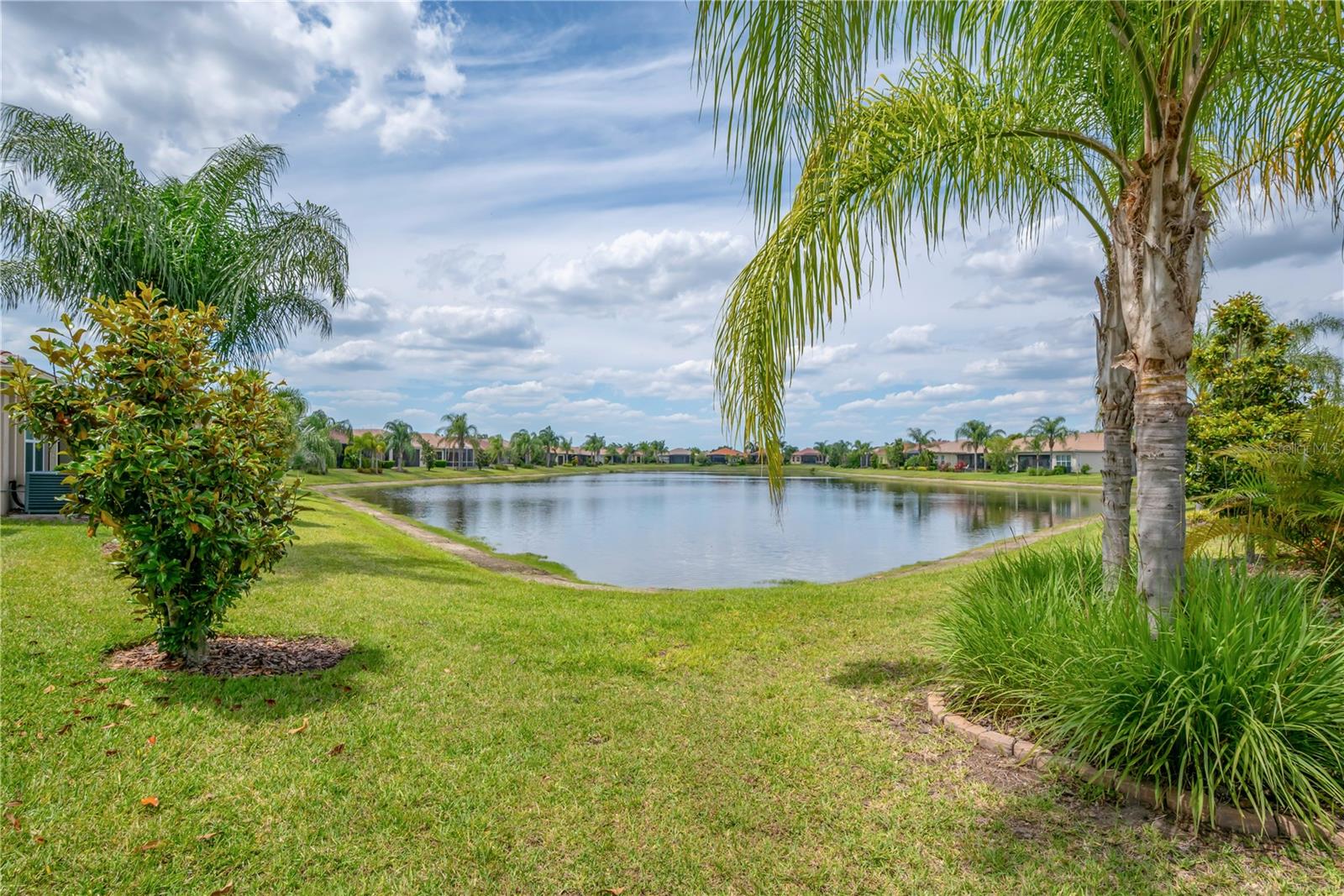 VALENCIA LAKES - Residential