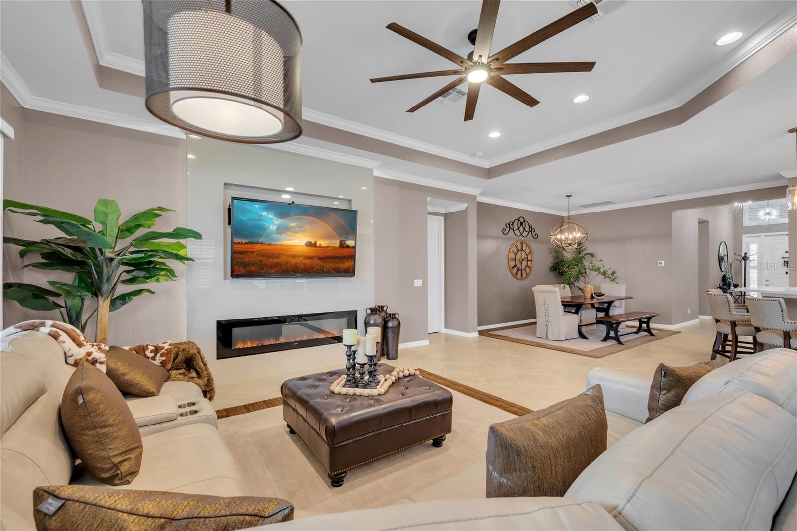 VALENCIA LAKES - Residential