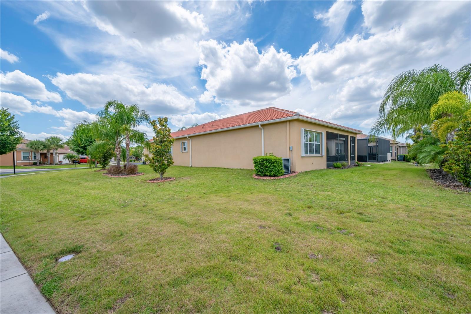 VALENCIA LAKES - Residential