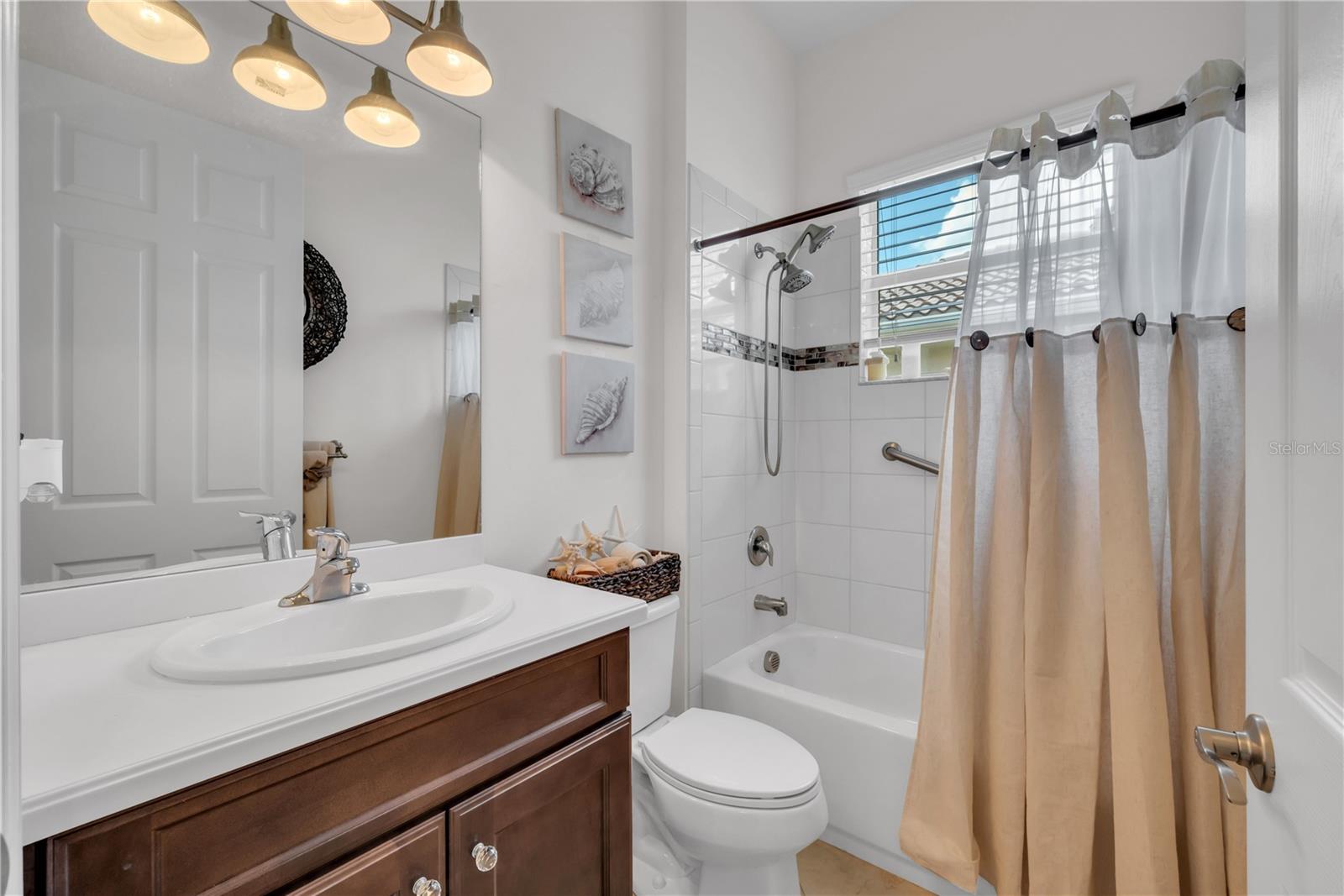 VALENCIA LAKES - Residential