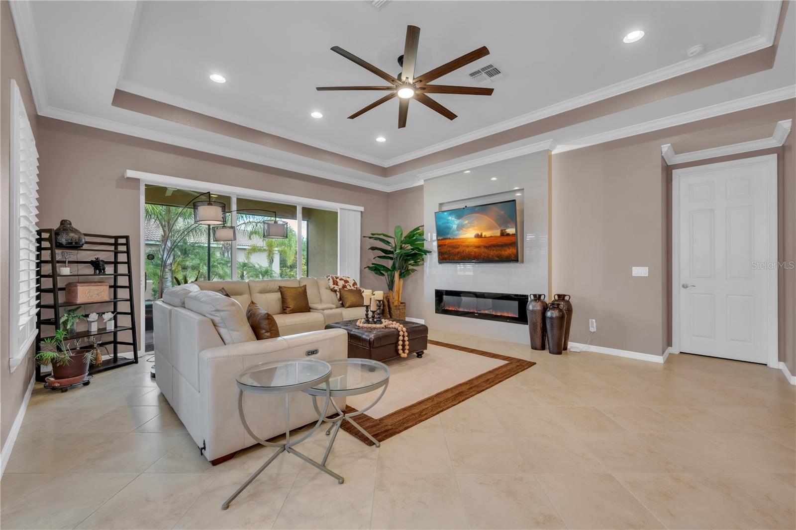 VALENCIA LAKES - Residential