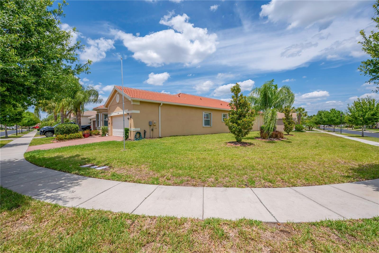 VALENCIA LAKES - Residential