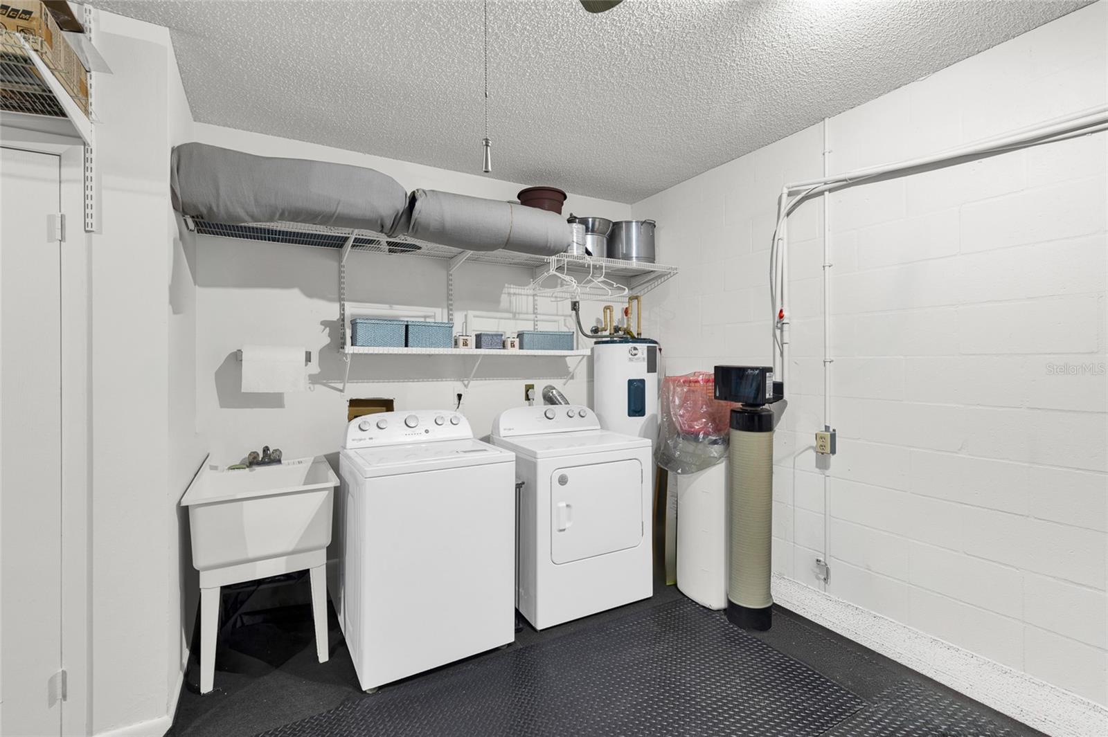 CIRCLE SQUARE WOODS Y - Residential