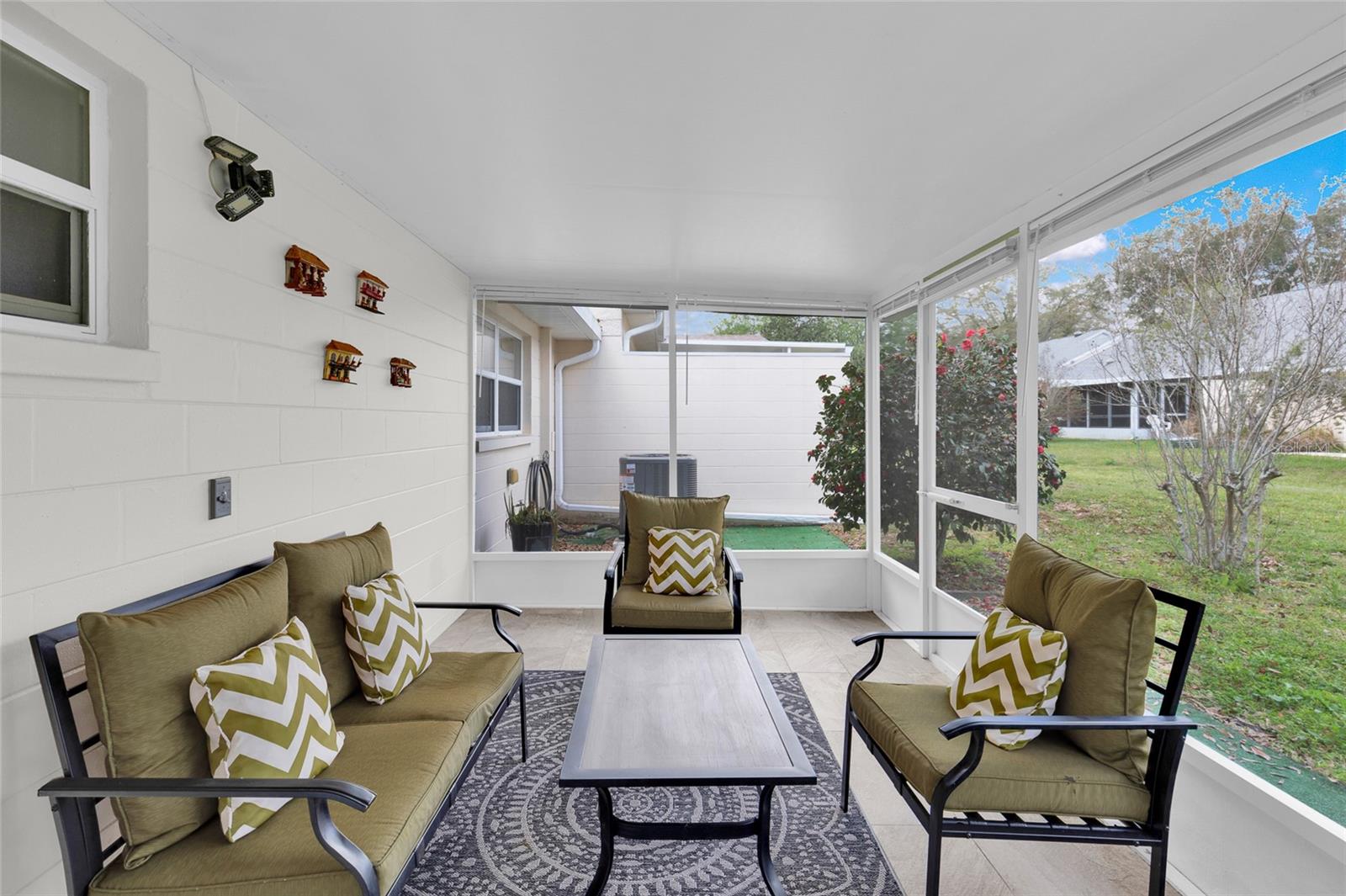 CIRCLE SQUARE WOODS Y - Residential