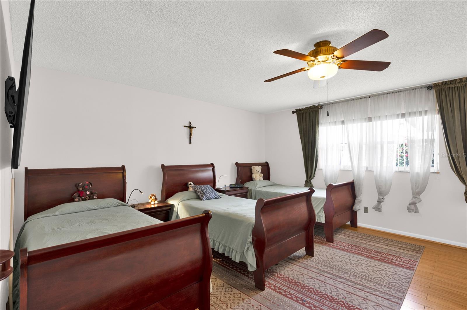 CIRCLE SQUARE WOODS Y - Residential