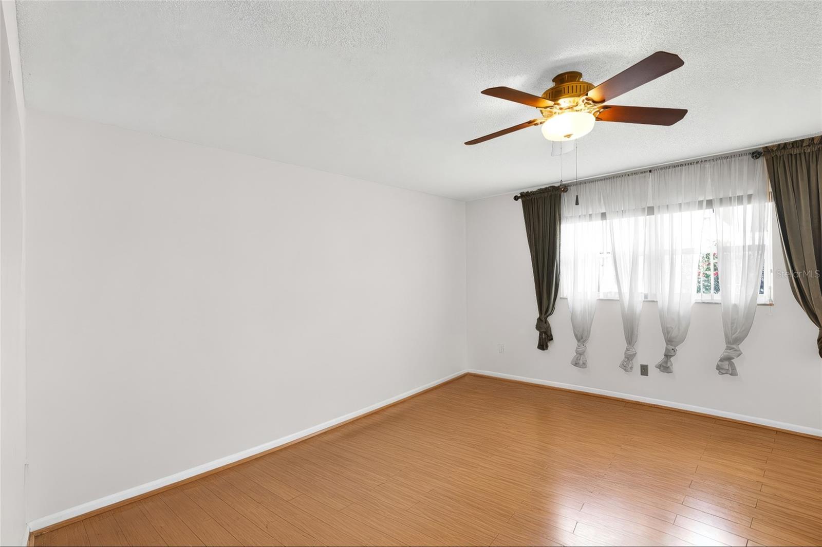 CIRCLE SQUARE WOODS Y - Residential