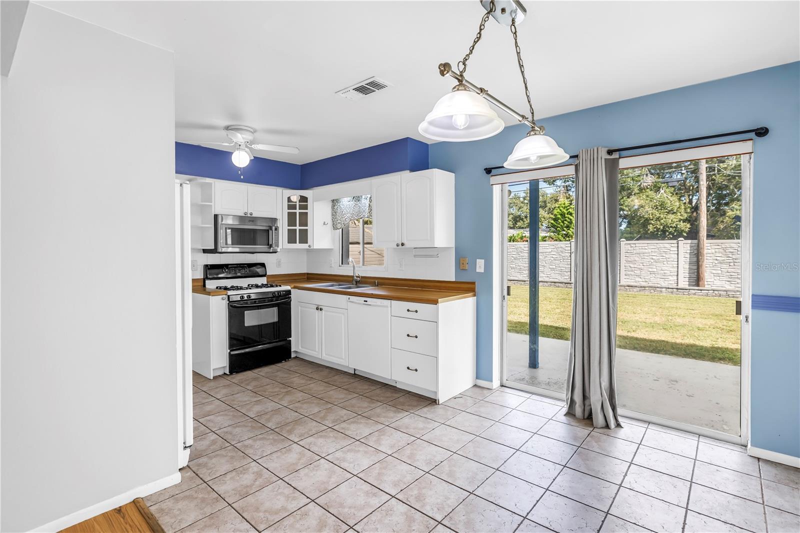 FAIRVIEW ESTATES - Residential Lease