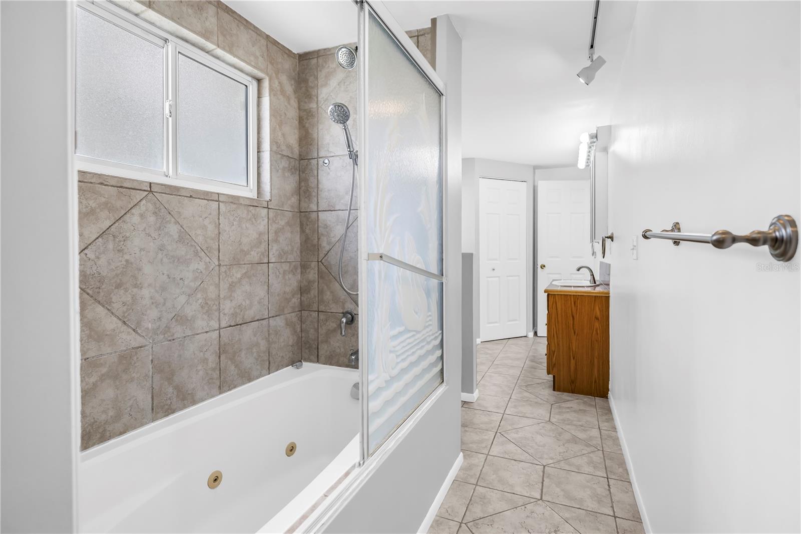 FAIRVIEW ESTATES - Residential Lease