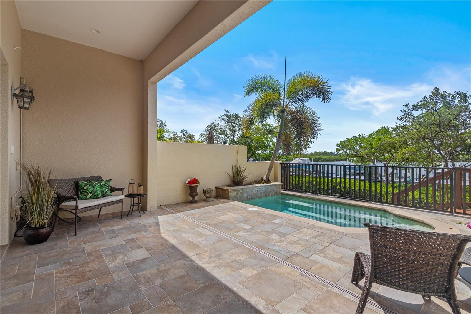 1008 PASEO DEL RIO NE