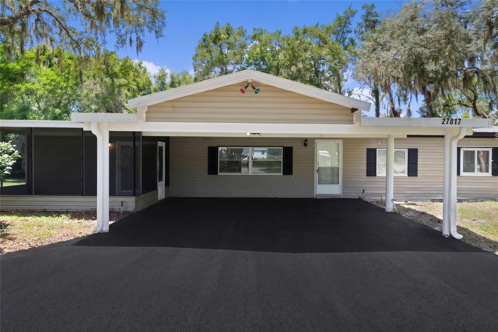 Photo of 27817 W Pelican Isle Drive, Leesburg, FL 34748 (MLS # O6427927)