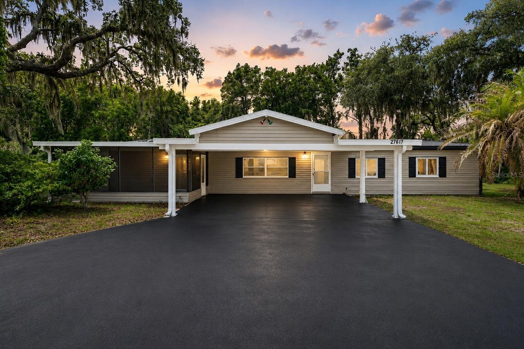 Photo of 27817 W Pelican Isle Drive, Leesburg, FL 34748 (MLS # O6427927)