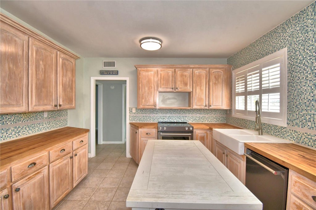 Photo of 1620 17th Street NW, Winter Haven, FL 33881 (MLS # P4938977)