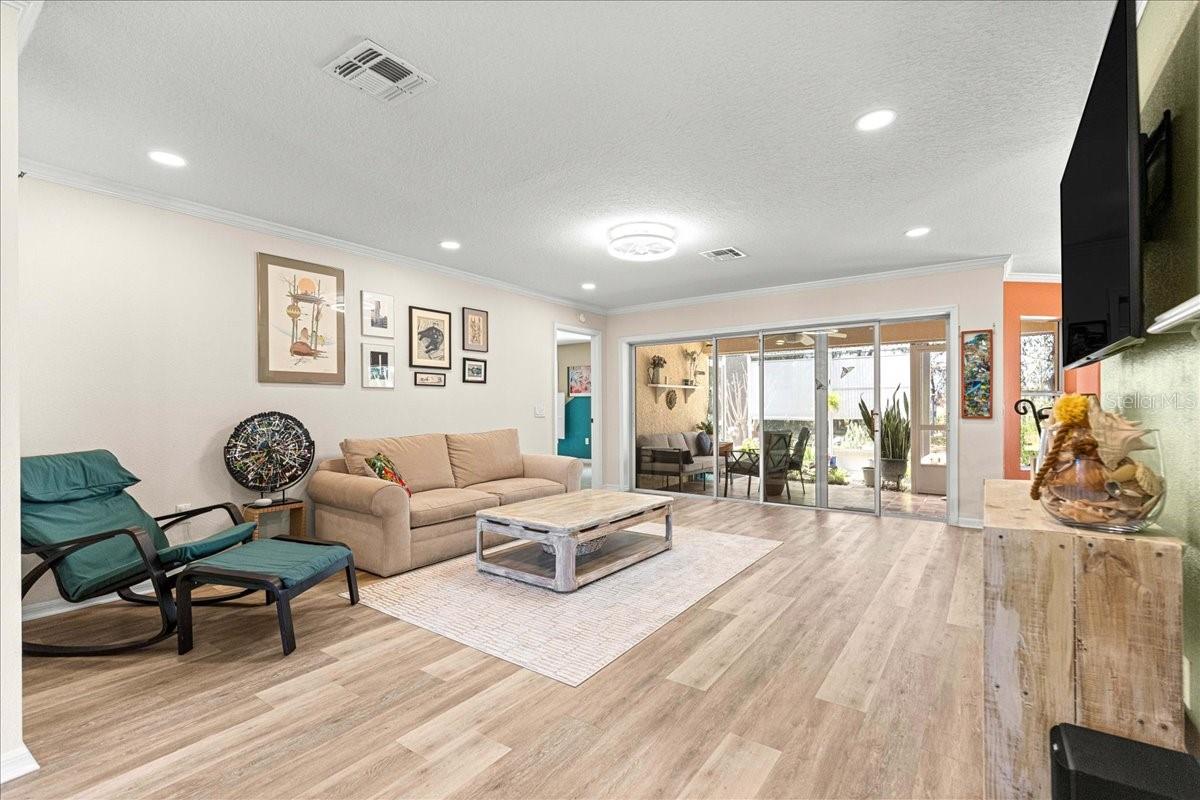 ON TOP OF THE WORLD - AVALON - Residential