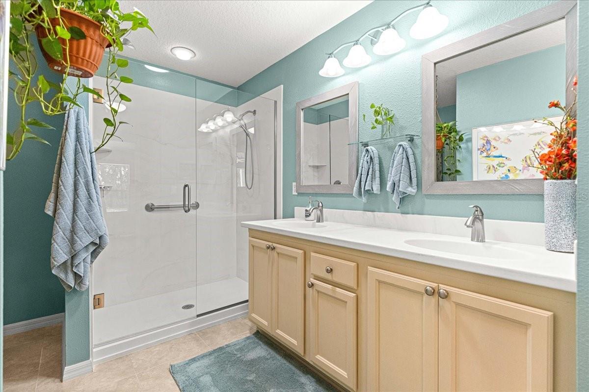 ON TOP OF THE WORLD - AVALON - Residential