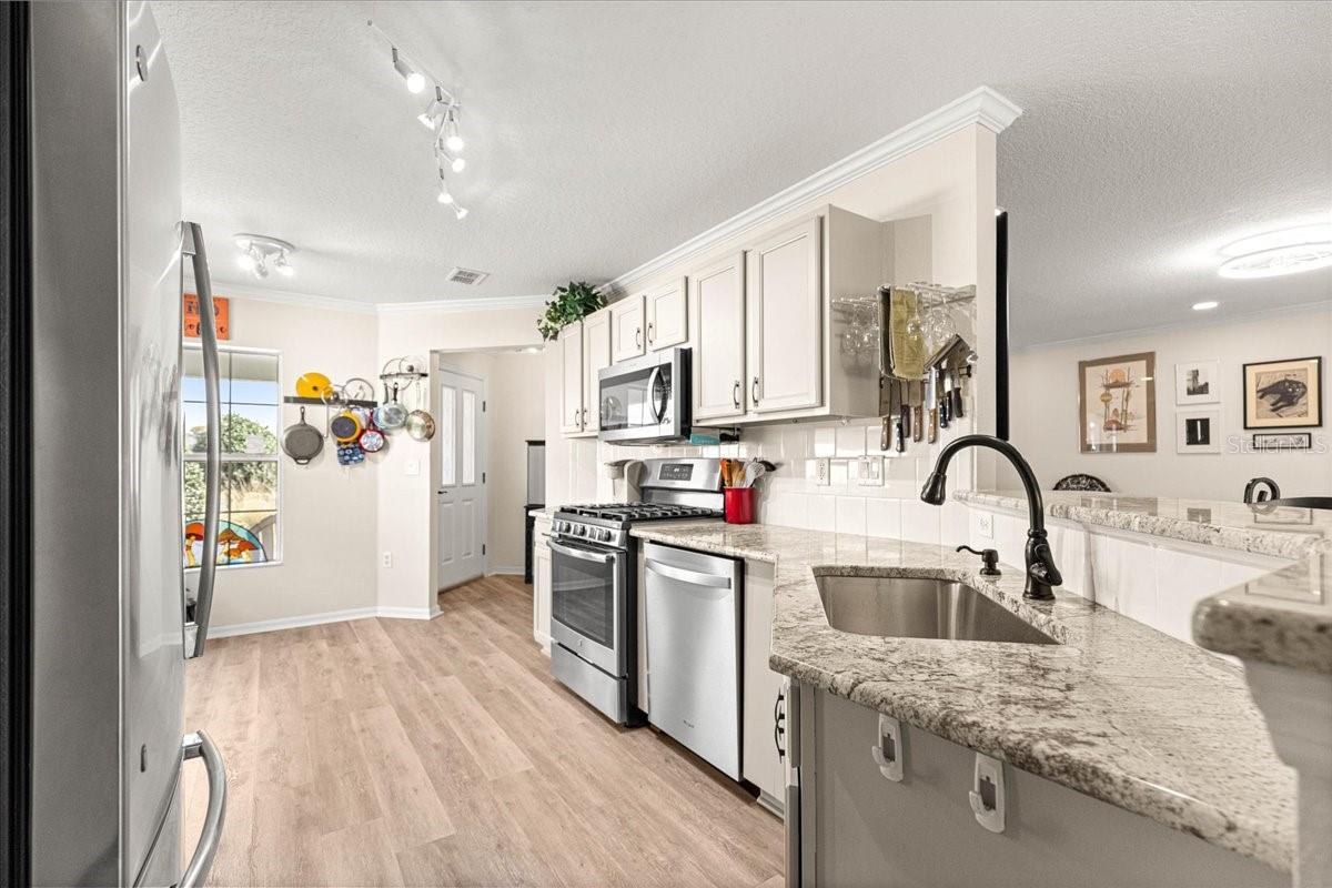 ON TOP OF THE WORLD - AVALON - Residential