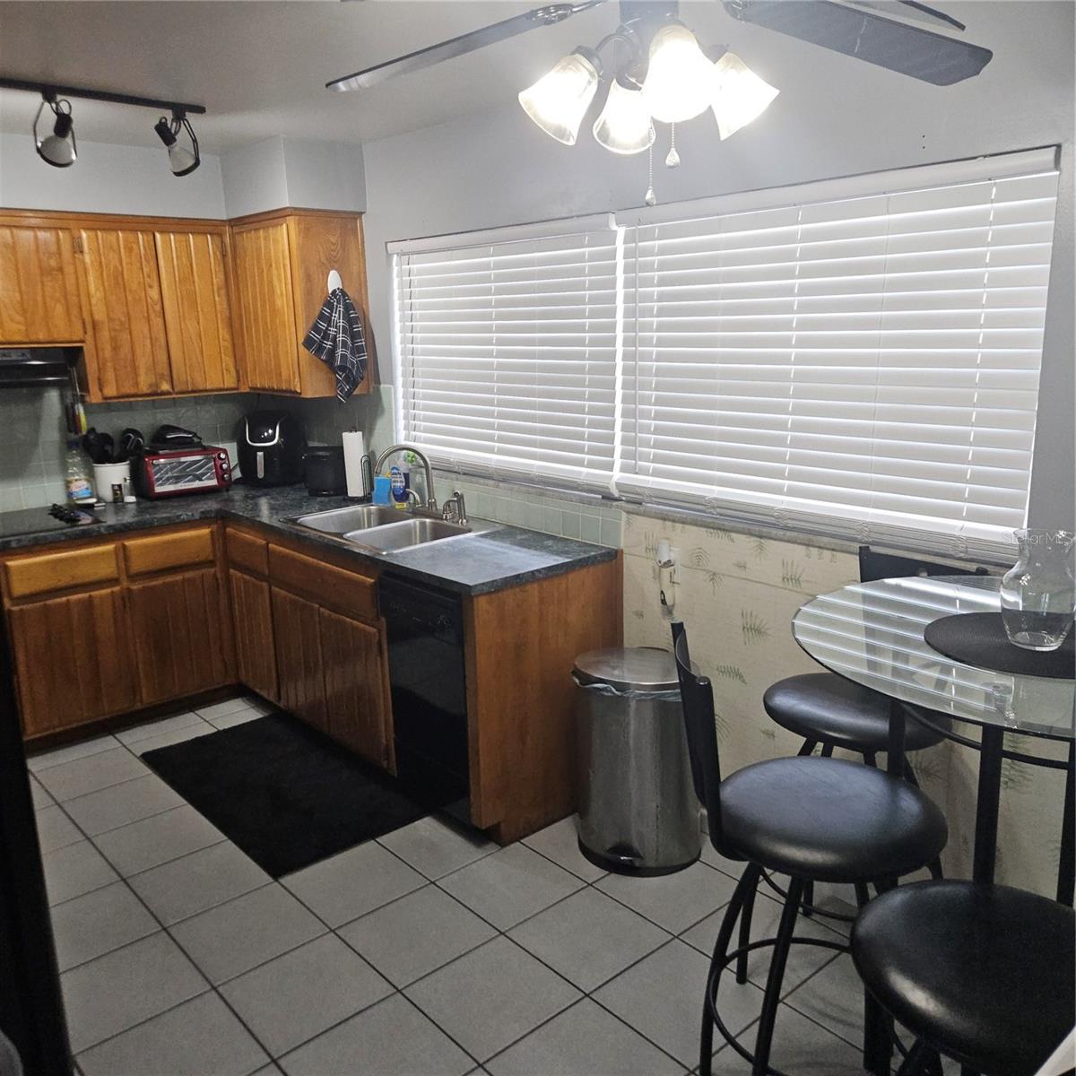 1663 CAMBRIDGE DRIVE