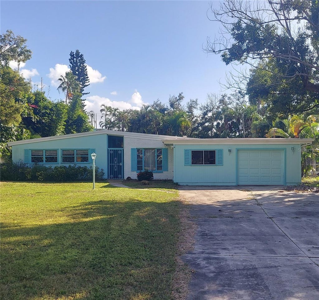 Photo of 434 S Shore Drive, Sarasota, FL 34234 (MLS # A4710735)