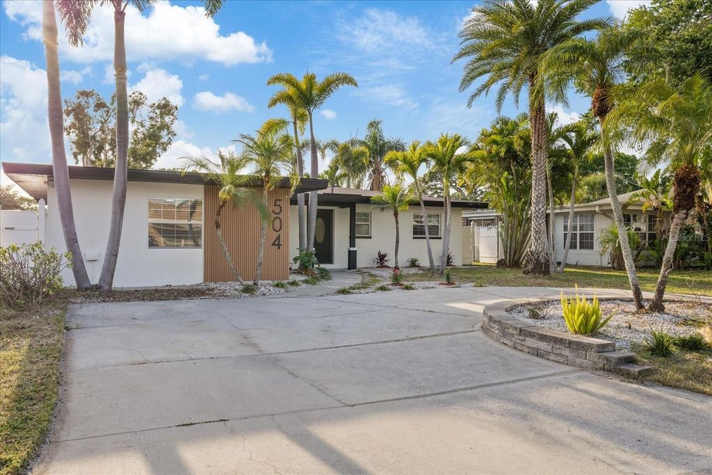 Photo of 504 Driftwood Drive E, Palm Harbor, FL 34683 (MLS # TB8464826)