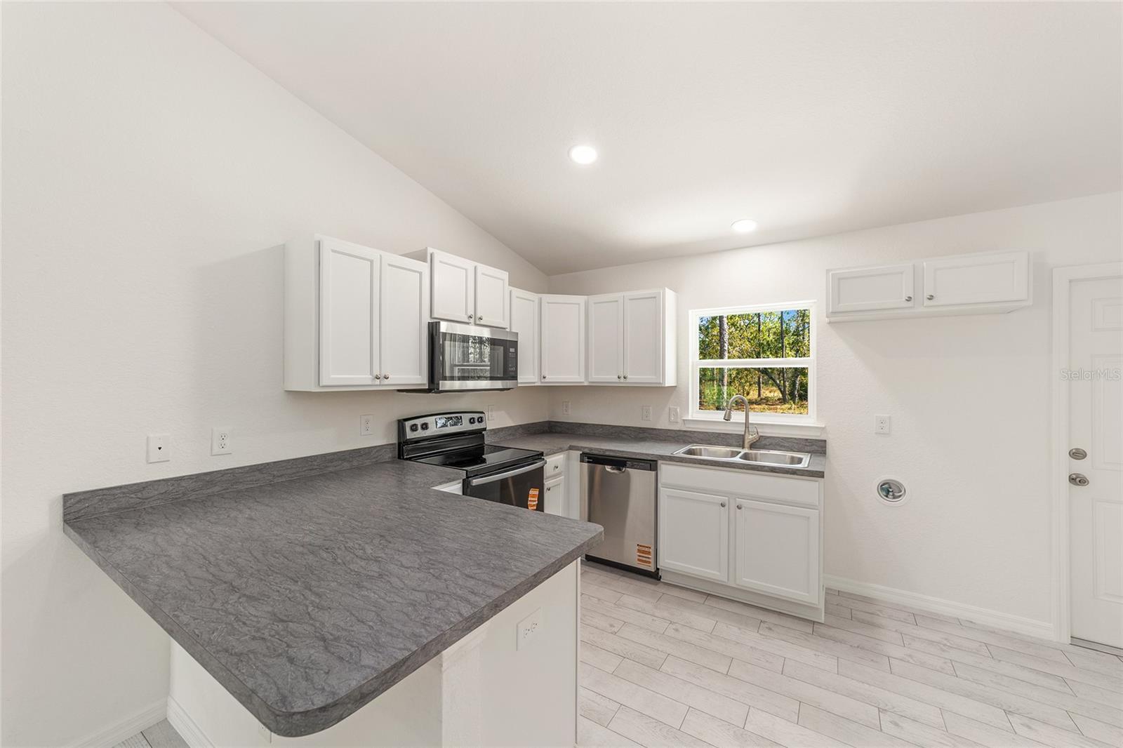 RAINBOW LAKES ESTATE - Residential