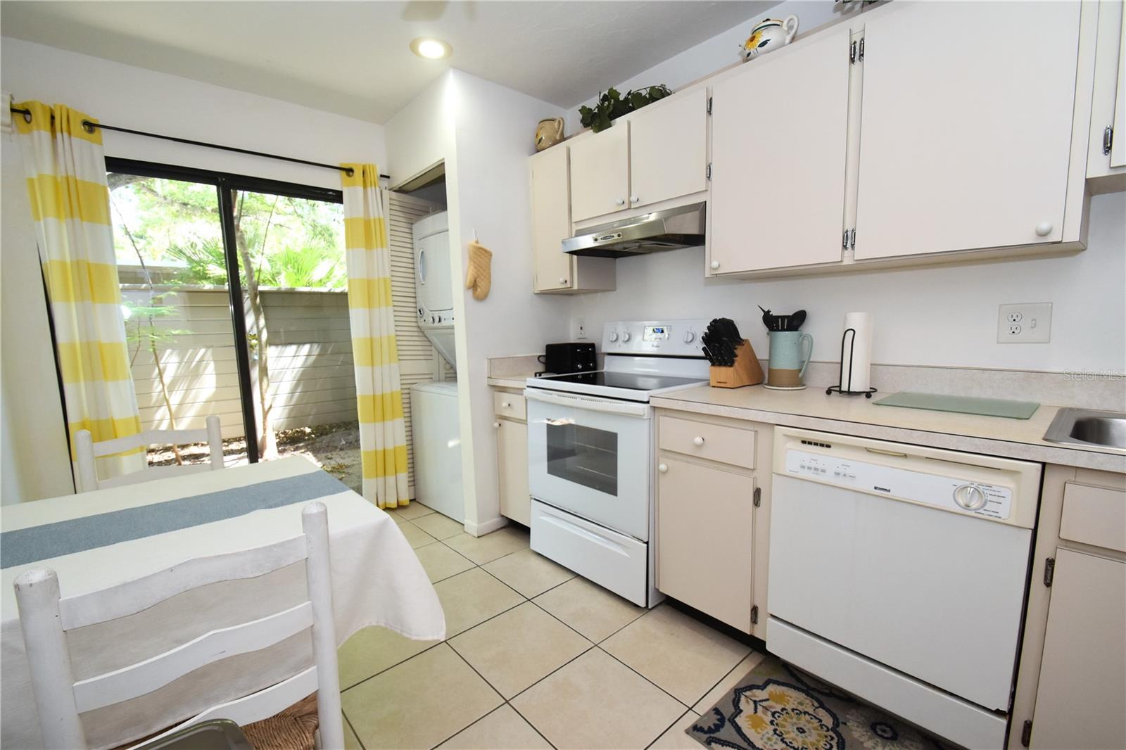 PELICAN COVE XI - Residential Lease