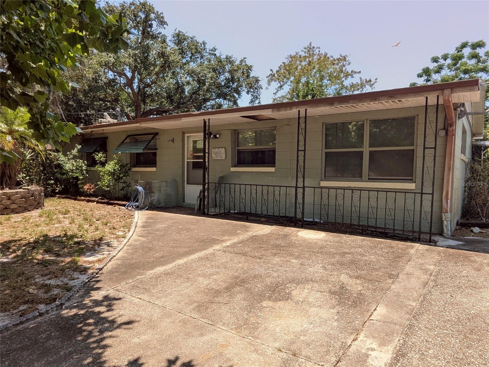 1095 GOLDEN ISLE DRIVE