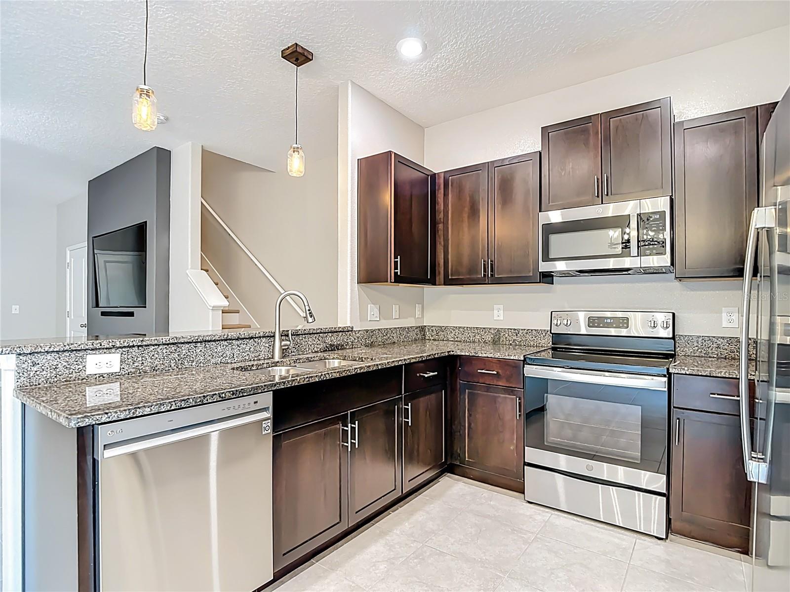 VENTANA TWNHMS AT WATERS EDGE - Residential