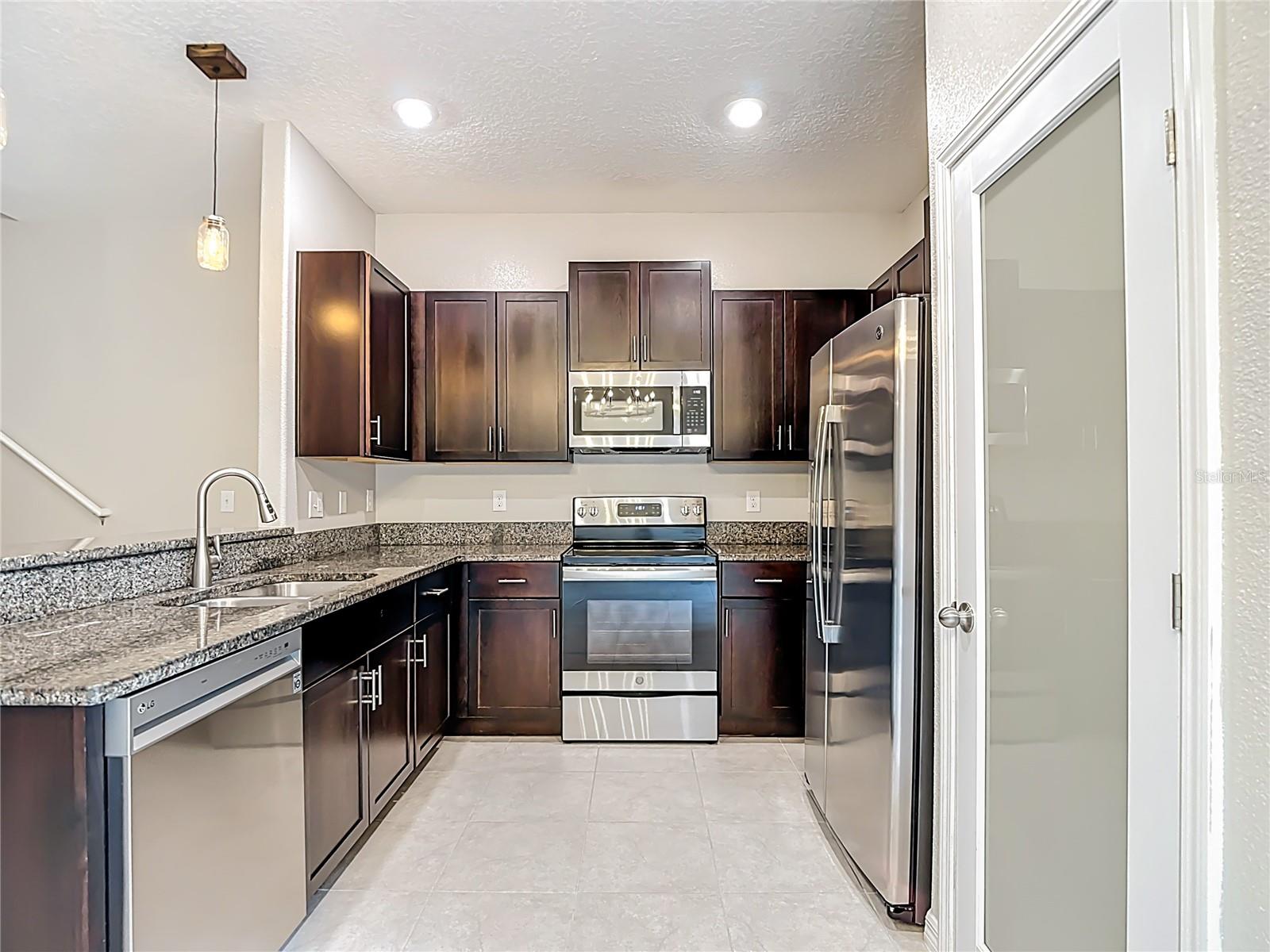 VENTANA TWNHMS AT WATERS EDGE - Residential