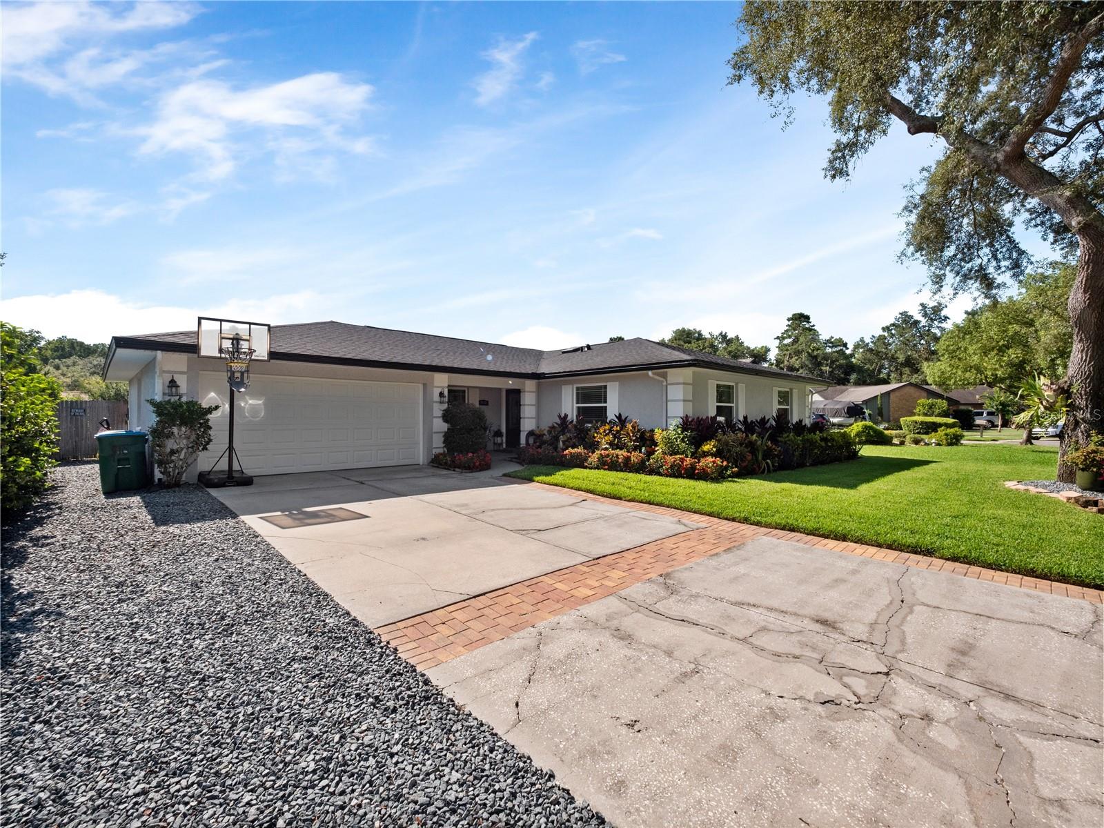 910 RED OAK COURT