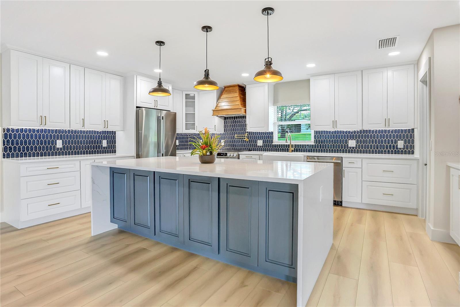 LAKESIDE HOMES - Residential