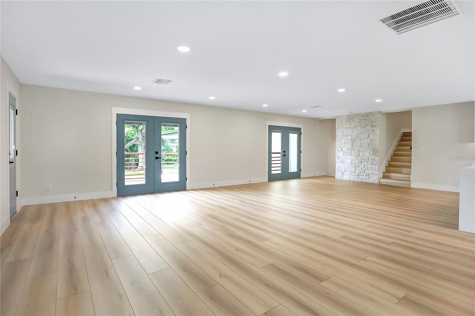 LAKESIDE HOMES - Residential