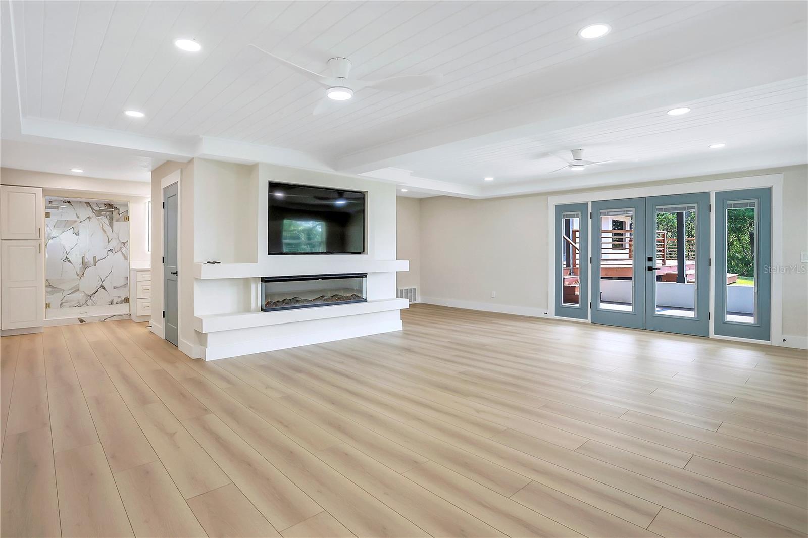 LAKESIDE HOMES - Residential