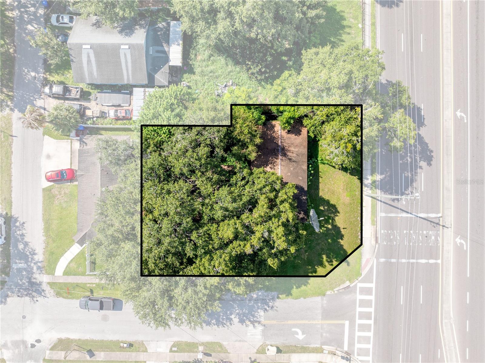 COMMERCIAL CORNER IN DOWNTOWN KISSIMMEE - MIXED USE